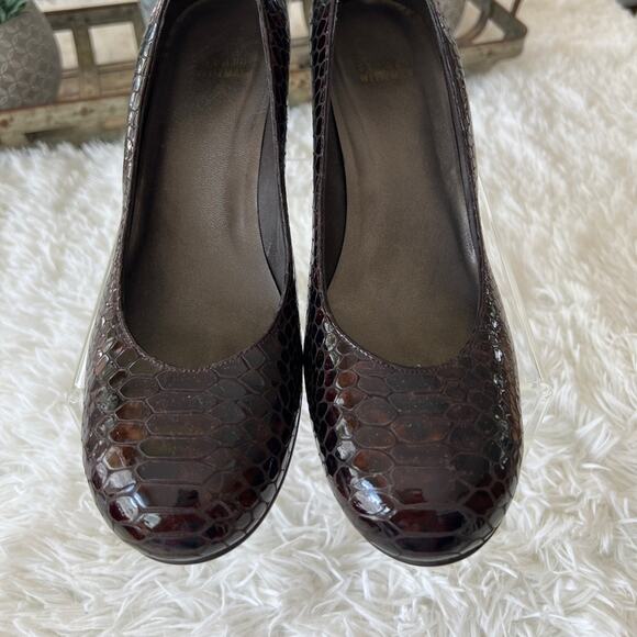 Stuart Weitzman Snake Print  Med wedge Shoes  Size 9B NWOT - Picture 1 of 5